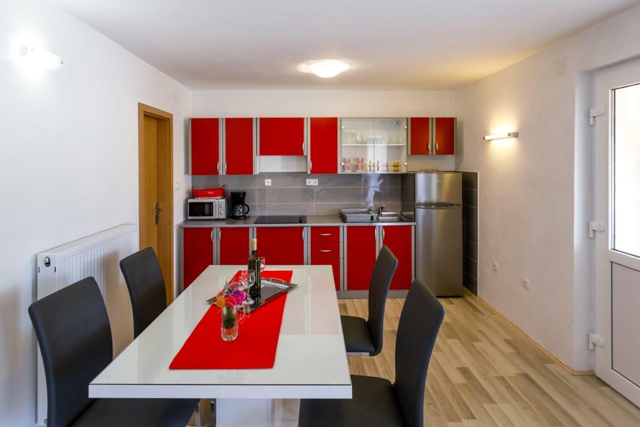 Vrh  Apartman Dobrila מראה חיצוני תמונה