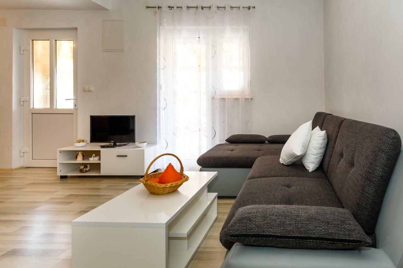 Vrh  Apartman Dobrila מראה חיצוני תמונה