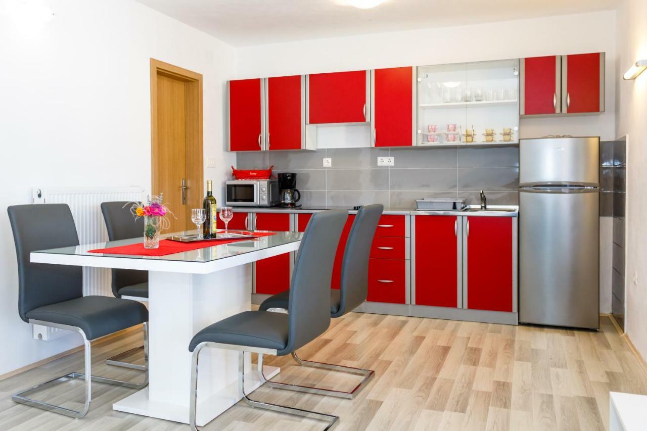 Vrh  Apartman Dobrila מראה חיצוני תמונה