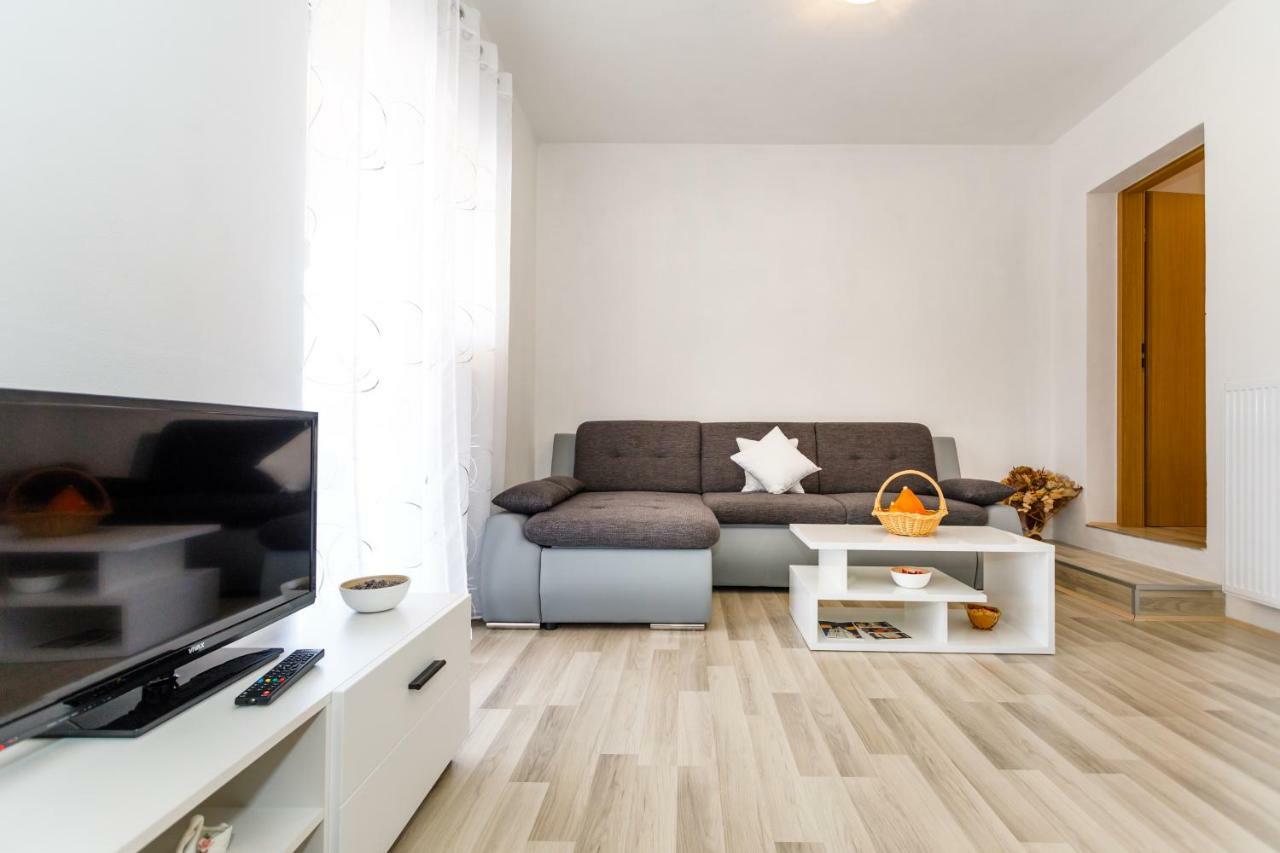 Vrh  Apartman Dobrila מראה חיצוני תמונה
