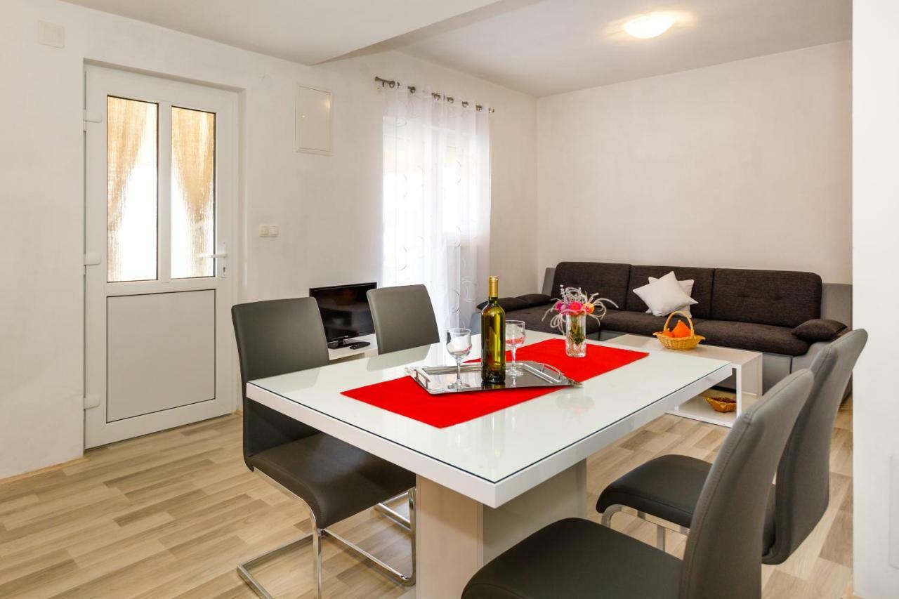 Vrh  Apartman Dobrila מראה חיצוני תמונה